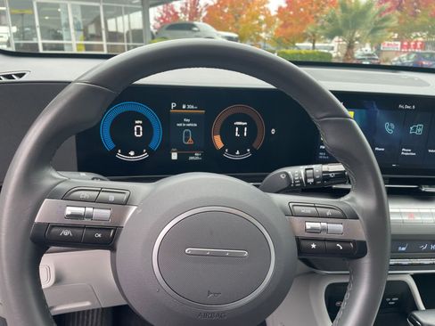 Used 2025 Hyundai Kona SEL image 28