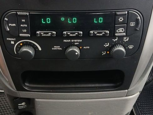 Used 2005 Chrysler Town & Country Touring w/ Leather Interior Group FWD image 4
