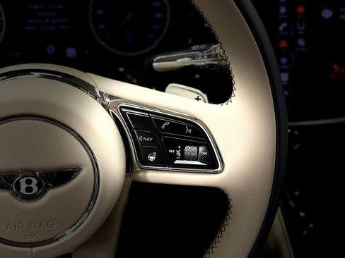 Used 2022 Bentley Flying Spur Plug-In Hybrid image 95