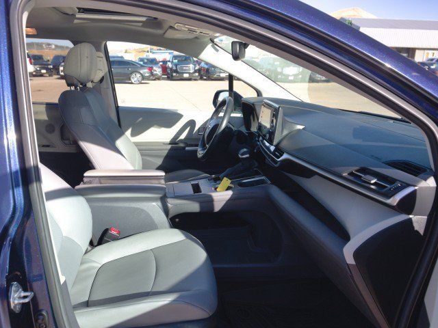 Used 2024 Toyota Sienna XLE FWD image 31