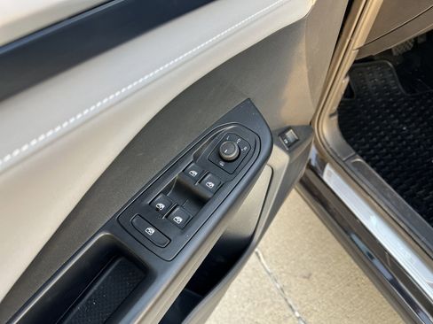 Used 2024 Volkswagen Taos SE w/ Panoramic Sunroof Package image 14