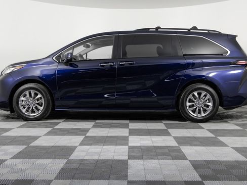 Used 2023 Toyota Sienna XLE image 3