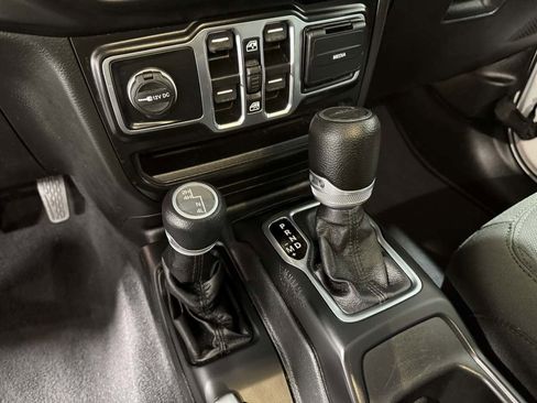 Used 2022 Jeep Gladiator Sport image 12