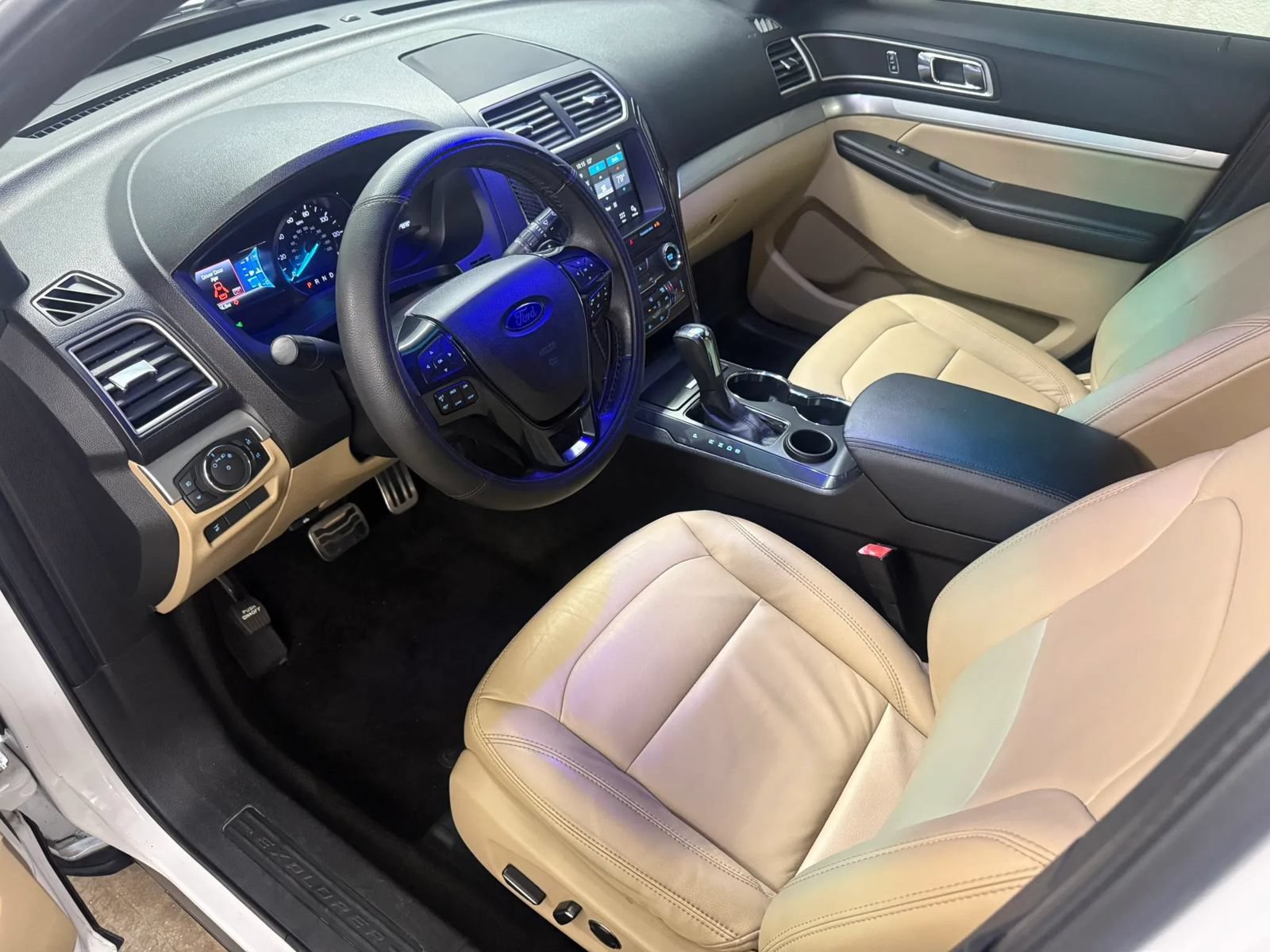 Used 2017 Ford Explorer XLT w/ Equipment Group 202A FWD image 16