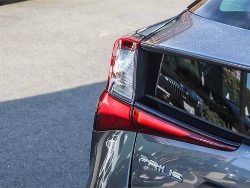 Used 2021 Toyota Prius LE w/ Carpet Mat Package (TMS) image 8