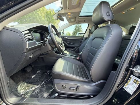 Used 2022 Volkswagen Jetta SE w/ Panoramic Sunroof Package FWD image 13