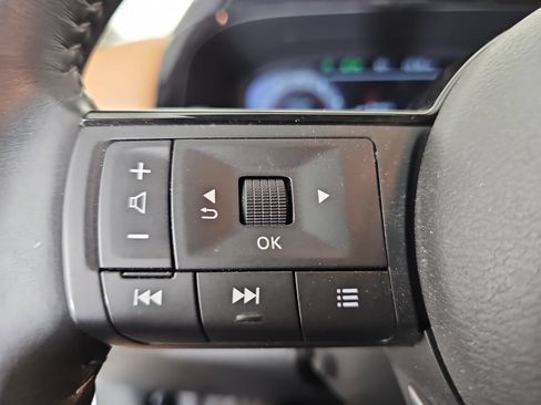 Used 2024 Nissan Pathfinder Platinum FWD image 16