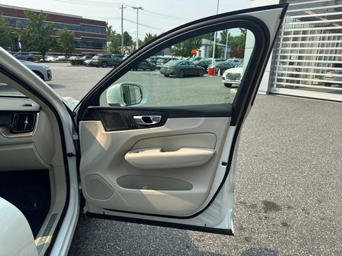 Used 2019 Volvo XC60 T6 Momentum w/ Multimedia Package AWD/4WD image 29