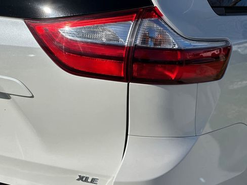 Used 2017 Toyota Sienna XLE Premium image 29