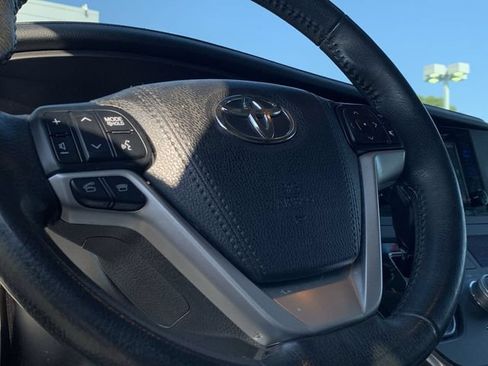 Used 2017 Toyota Sienna XLE w/ XLE Navigation Package FWD image 19
