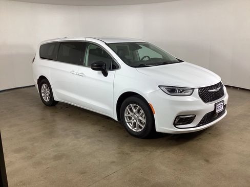 Used 2024 Chrysler Pacifica Touring-L FWD image 5