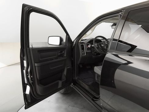 Used 2017 RAM 1500 ST w/ SXT Appearance Group image 10