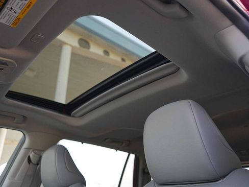 Used 2023 Toyota Highlander XLE FWD image 24