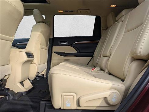 Used 2018 Toyota Highlander Limited image 23