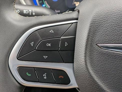 Used 2024 Chrysler Pacifica Select image 18