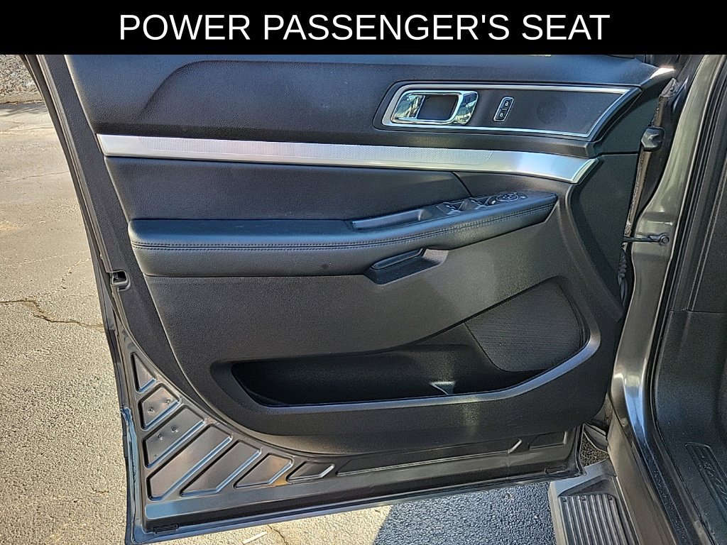 Used 2017 Ford Explorer XLT w/ Equipment Group 202A AWD/4WD image 19