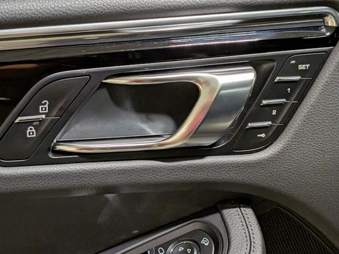 Certified 2025 Porsche Macan image 18