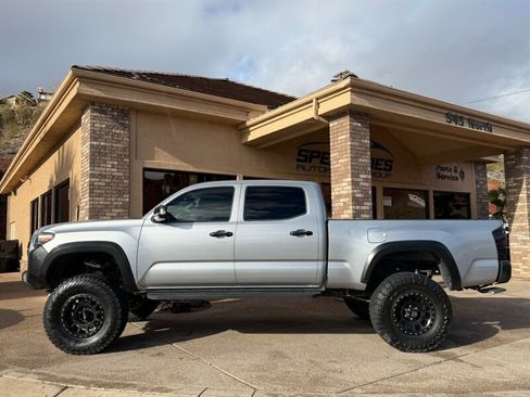 Used 2019 Toyota Tacoma TRD Off-Road image 3