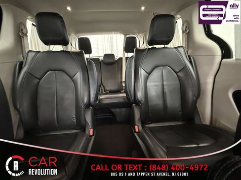 Used 2021 Chrysler Pacifica Touring-L FWD image 17