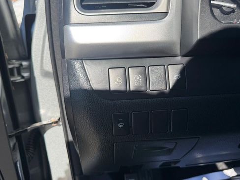 Used 2018 Toyota Highlander SE image 11