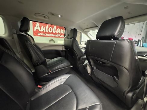 Used 2024 Chrysler Pacifica Select image 13
