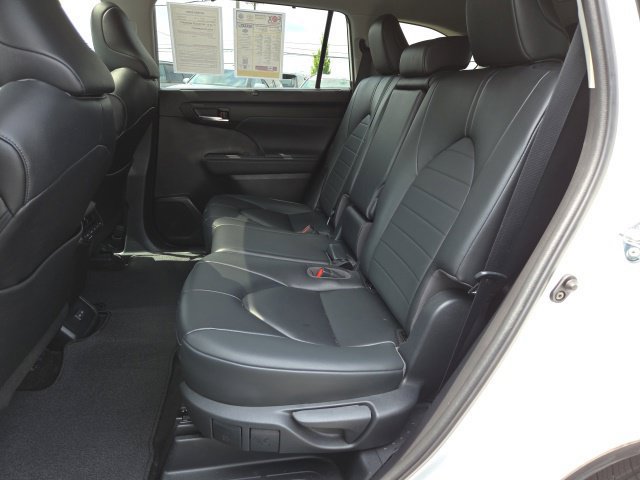 Used 2023 Toyota Highlander XLE AWD/4WD image 13