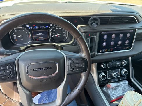 Used 2021 GMC Yukon XL Denali w/ Denali Premium Package AWD/4WD image 16