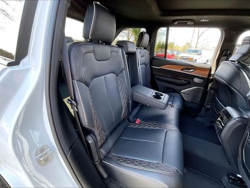 Used 2025 Jeep Grand Cherokee Summit w/ Obsidian Package image 19