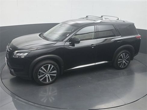 Used 2025 Nissan Pathfinder Platinum w/ Black Appearance Package image 22