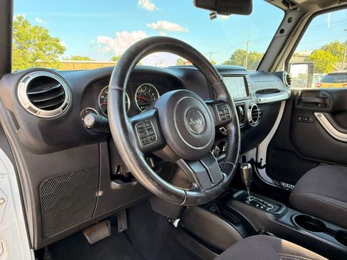 Used 2015 Jeep Wrangler Unlimited Sahara w/ Connectivity Group AWD/4WD image 11