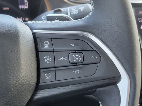 Used 2025 Jeep Grand Cherokee Altitude AWD/4WD image 13