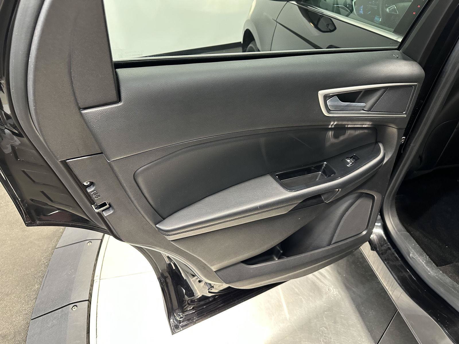 Used 2018 Ford Edge SEL w/ Equipment Group 201A AWD/4WD image 27
