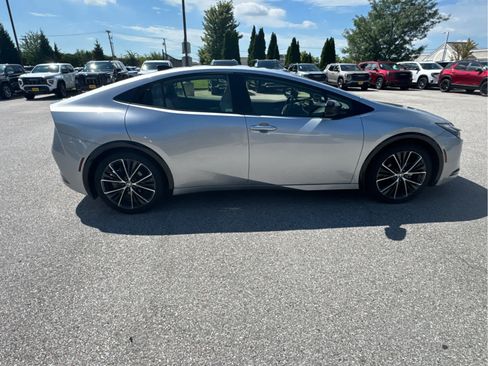 Used 2024 Toyota Prius XLE FWD image 6