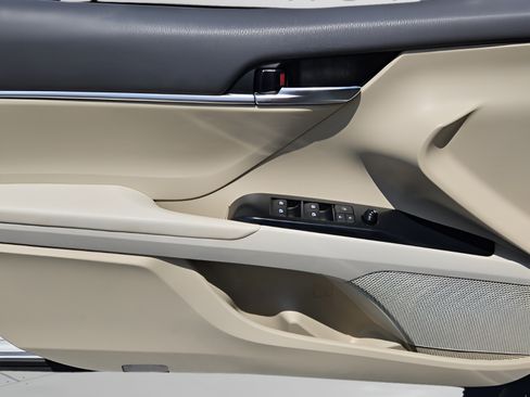 Used 2019 Toyota Camry LE FWD image 13
