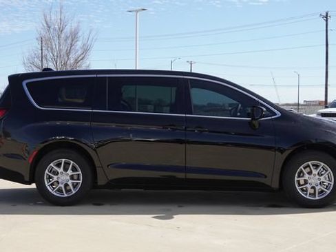 New 2026 Chrysler Pacifica Select FWD image 10