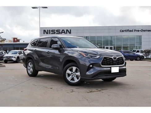 Used 2024 Toyota Highlander XLE image 1