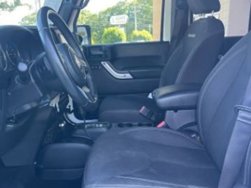 Used 2017 Jeep Wrangler Unlimited Sahara w/ Connectivity Group AWD/4WD image 16