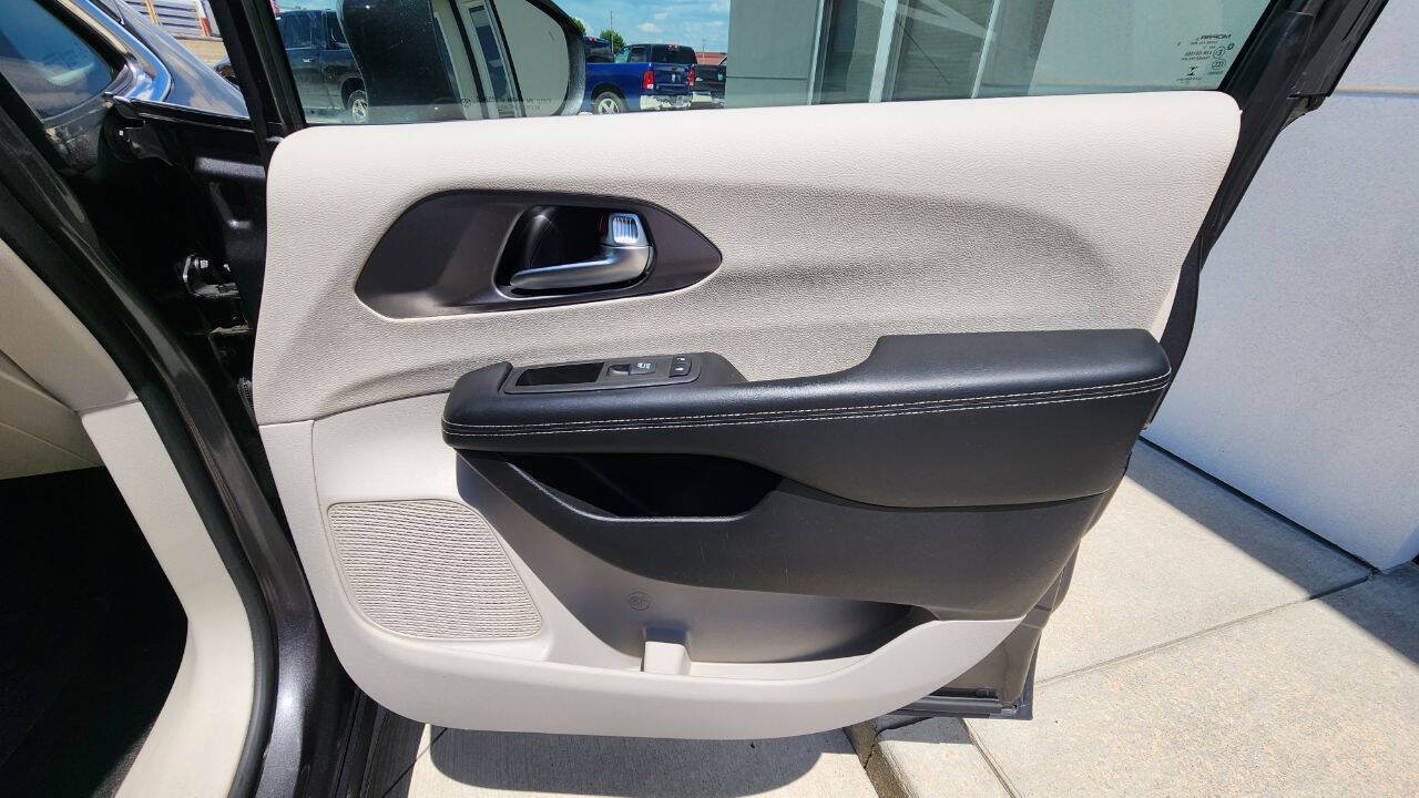 Used 2022 Chrysler Pacifica Touring-L FWD image 19