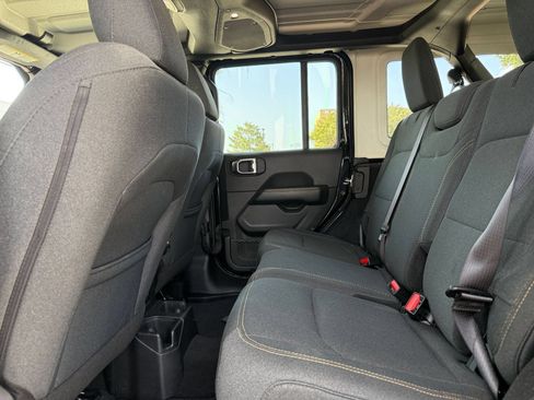 Used 2025 Jeep Wrangler Unlimited Sahara AWD/4WD image 25