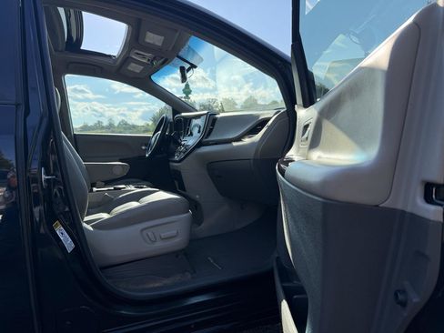 Used 2017 Toyota Sienna XLE w/ XLE Navigation Package FWD image 27
