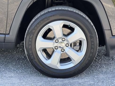 Used 2018 Jeep Compass Latitude w/ Cold Weather Group AWD/4WD image 12