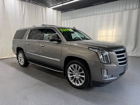 Used 2019 Cadillac Escalade ESV Luxury AWD/4WD image 5