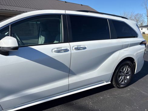 Used 2023 Toyota Sienna XLE image 4