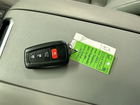 Used 2023 Toyota Highlander XLE image 12