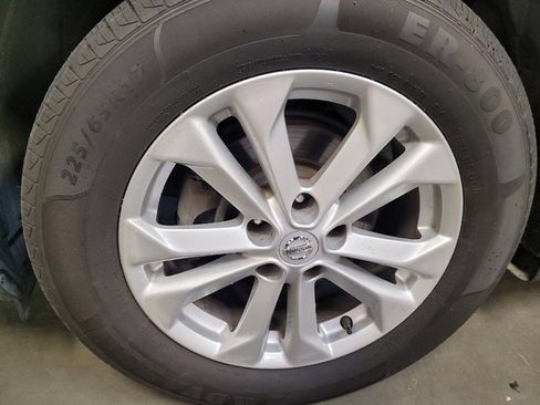 Used 2016 Nissan Rogue SV image 31