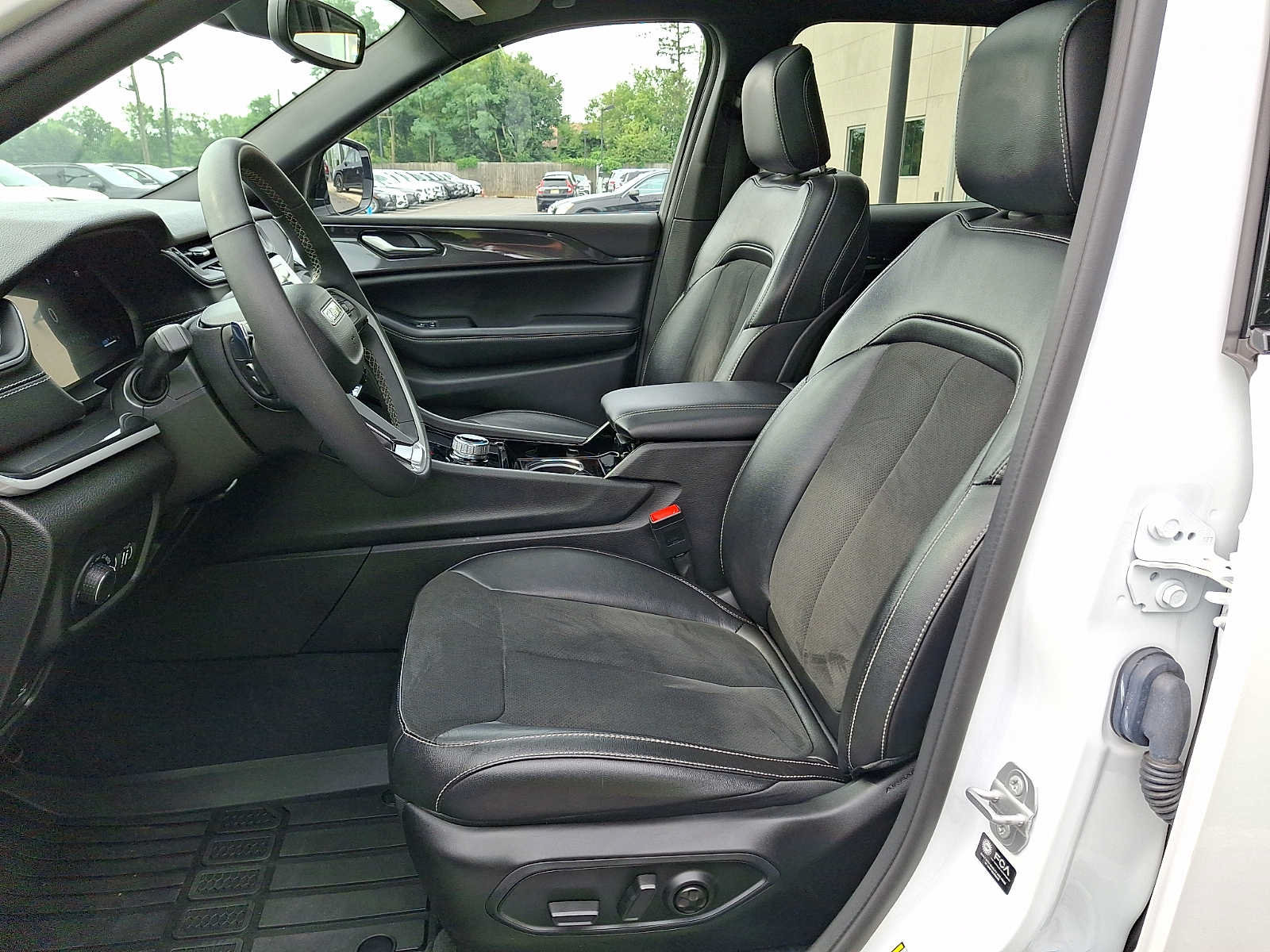 Used 2023 Jeep Grand Cherokee L Laredo AWD/4WD image 11