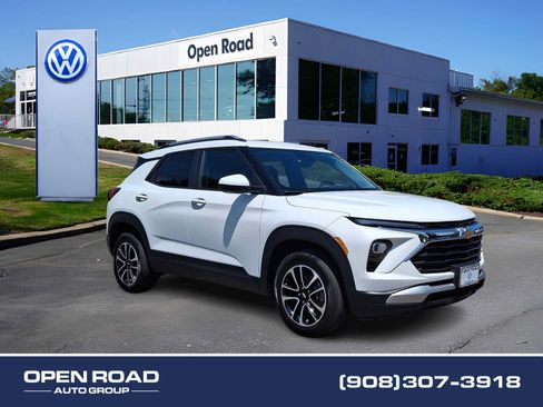 Used 2024 Chevrolet TrailBlazer LT w/ Driver Confidence Package AWD/4WD image 1