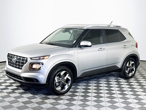 Used 2024 Hyundai Venue SEL FWD image 4