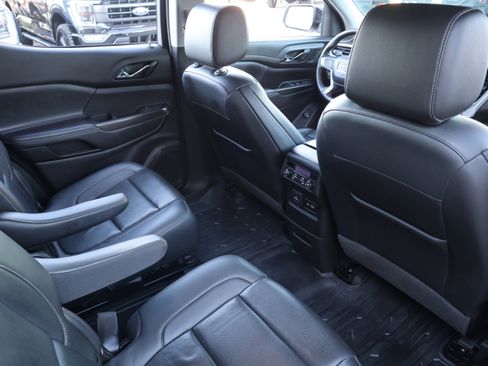 Used 2023 GMC Acadia SLT w/ Elevation Edition image 32