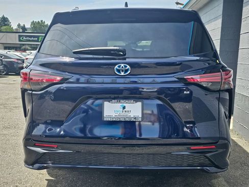 Used 2024 Toyota Sienna XSE FWD image 4
